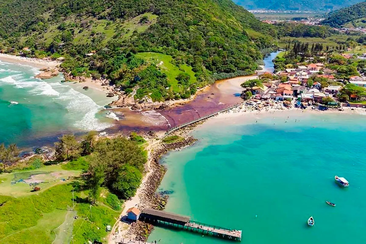 Praia da Armação, localizado em Florianópolis