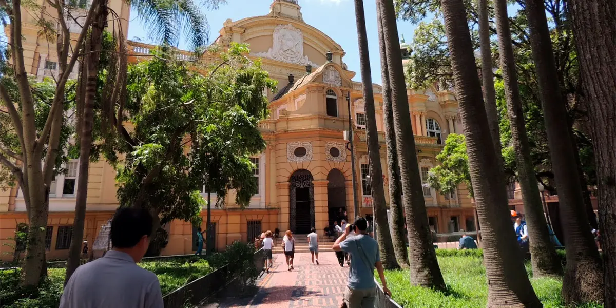 Praça da Alfândega, atração para visitar em Porto Alegre