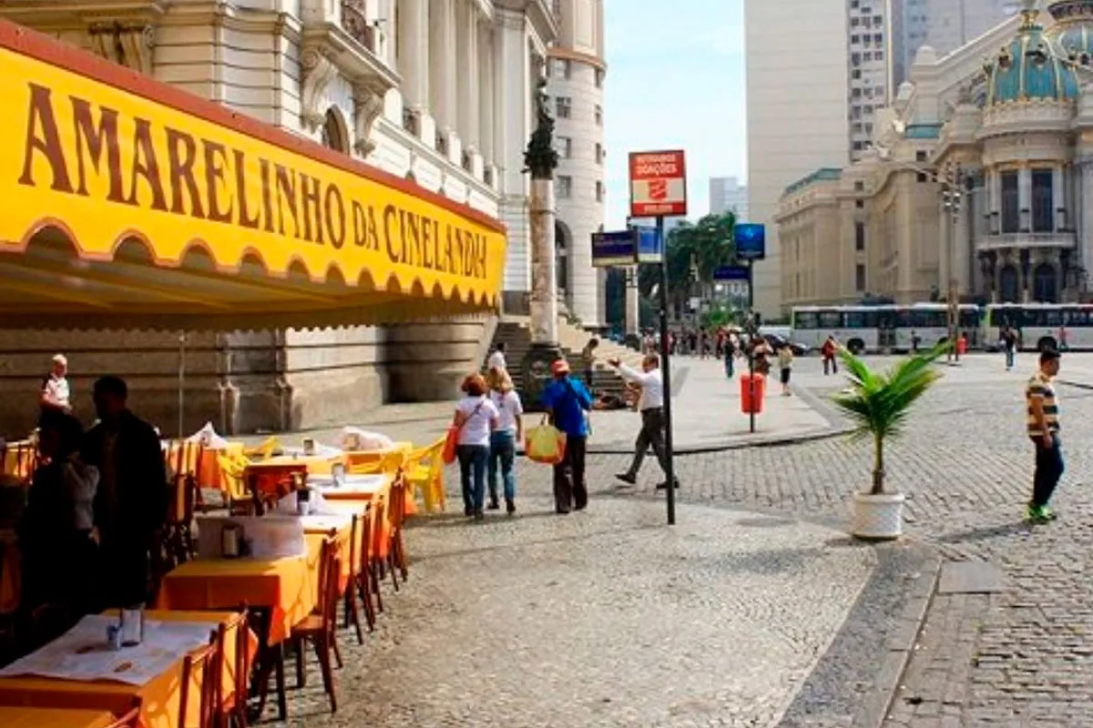 Vista da Praça da Cinelândia e as mesas do restaurante Amaralinho