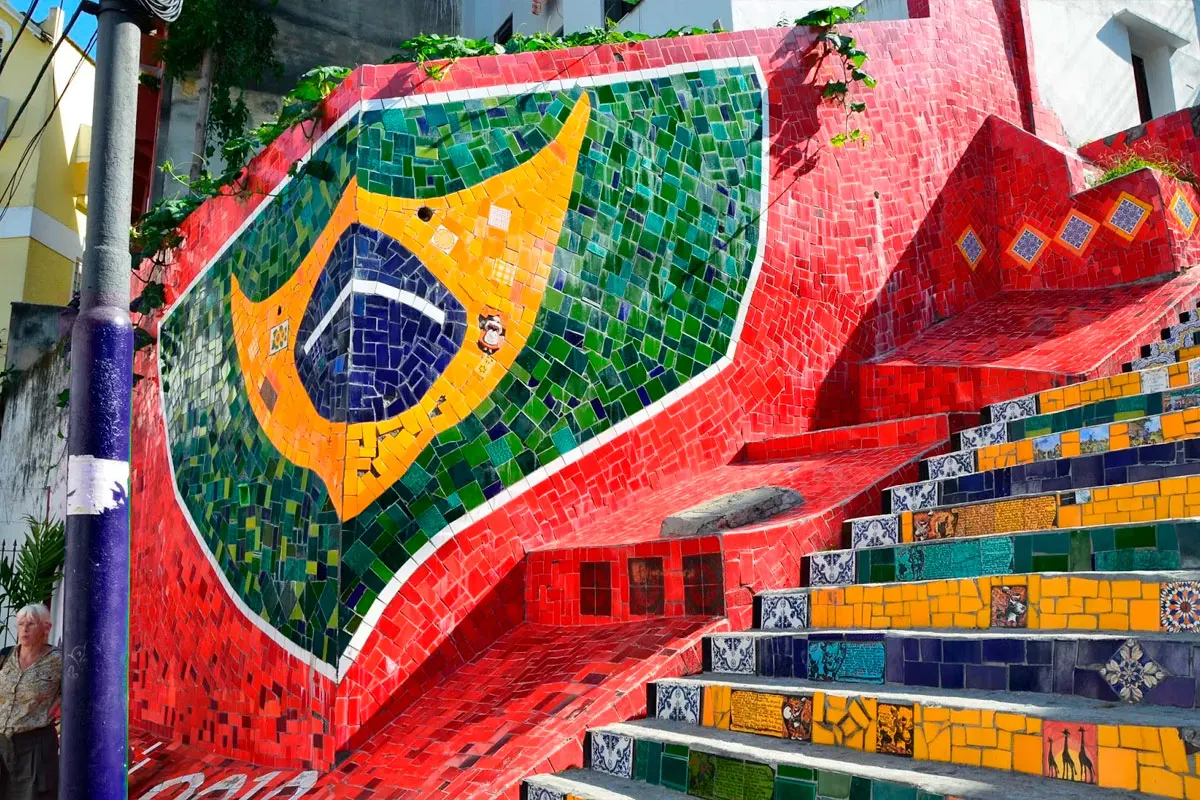 Detalhe da Escadaria Selarón,com a bandeira brasileira