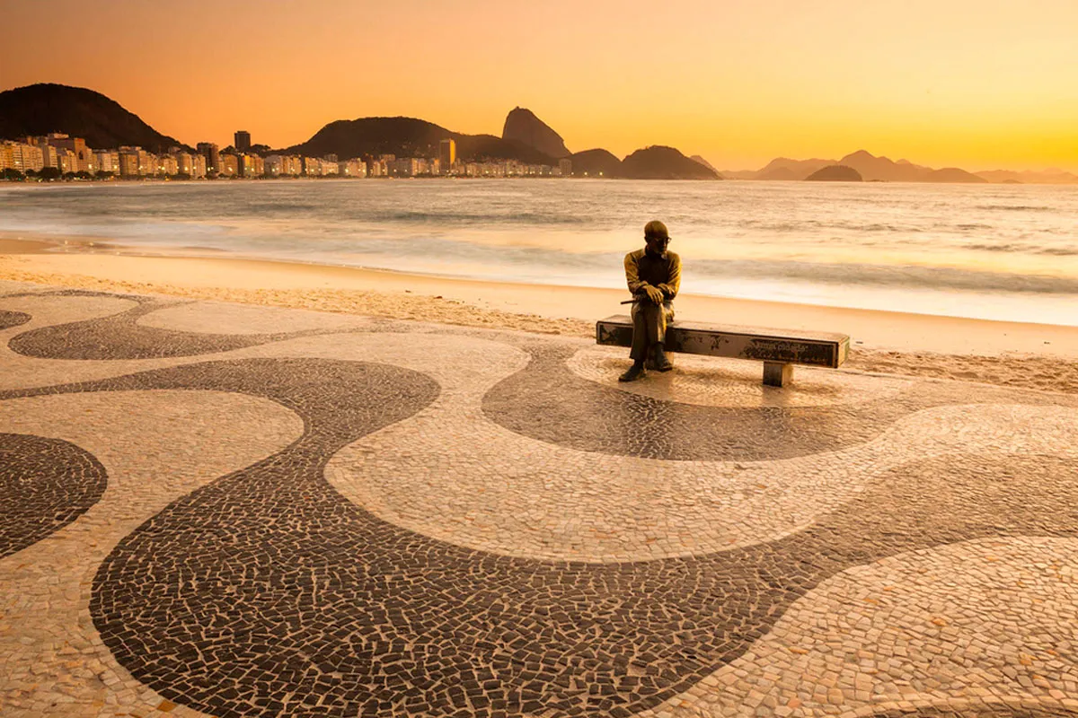 Estátua do poeta Carlos Drummond de Andrade, na Praia de Copacabana