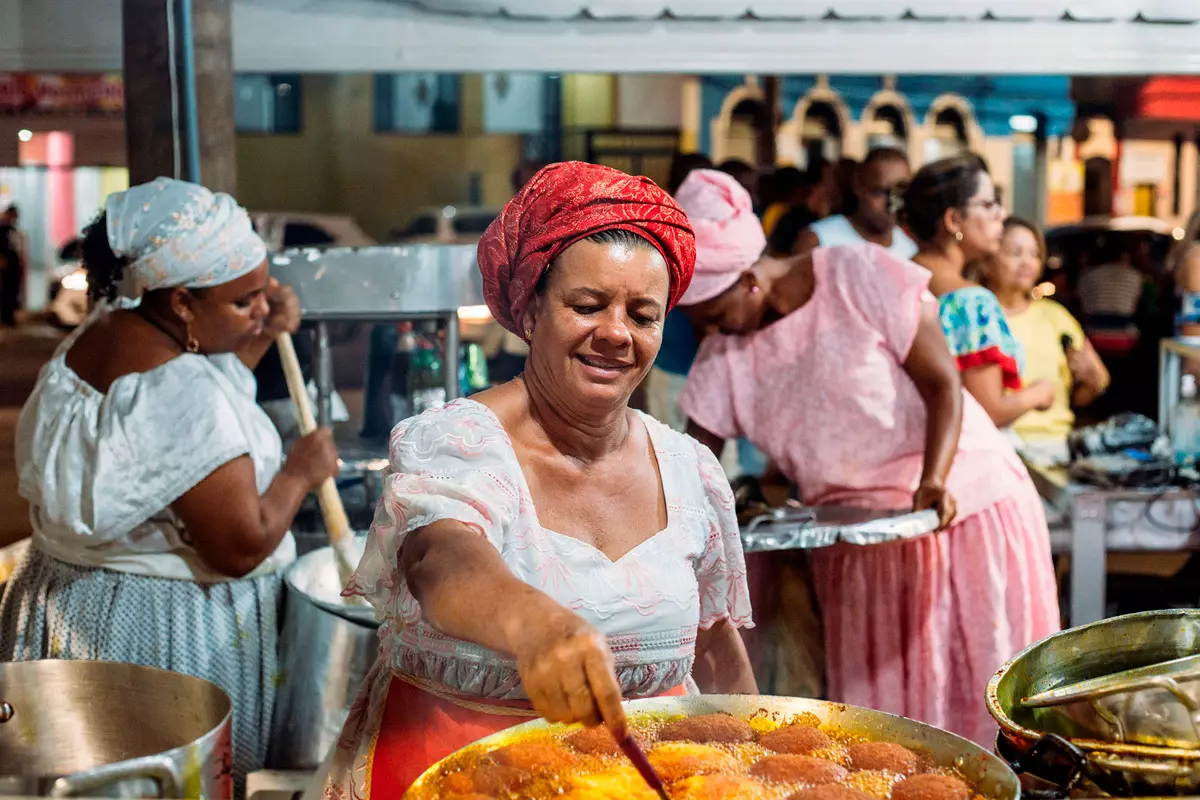 A baiana de Acarajé Cira (em memória) preparando o prato típico em sua barraca no bairro do Rio Vermelho.