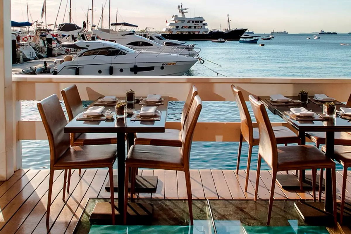 Mesas de um restaurante da Bahia Marina, onde é possível almoçar ou jantar uma vista espetacular
