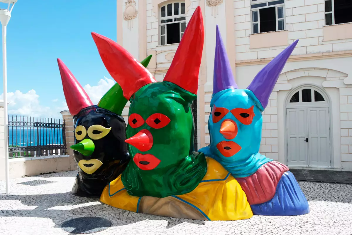 Escultura dos tradicionais mascarados na entrada da Casa do Carnaval