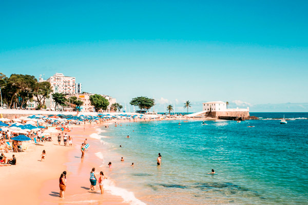 Águas tranquilas e mornas da Praia do Porto da Barra