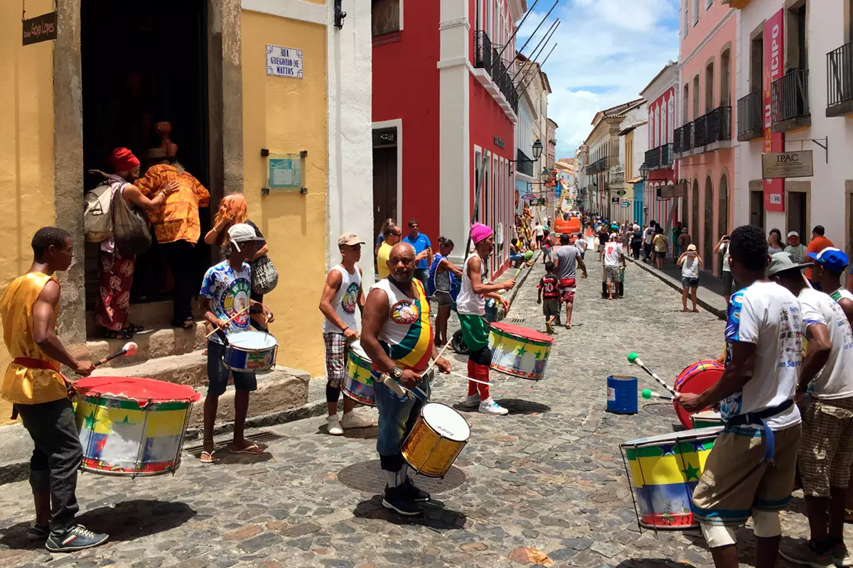 Músicos ensaiam e encantam turistas no Pelourinho