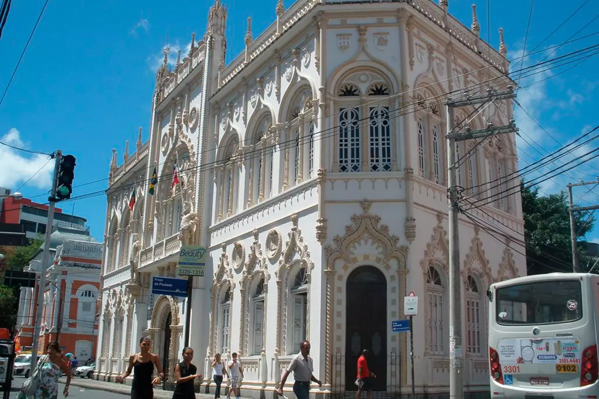 O imponente palacete que abriga o Gabinete Português de Leitura