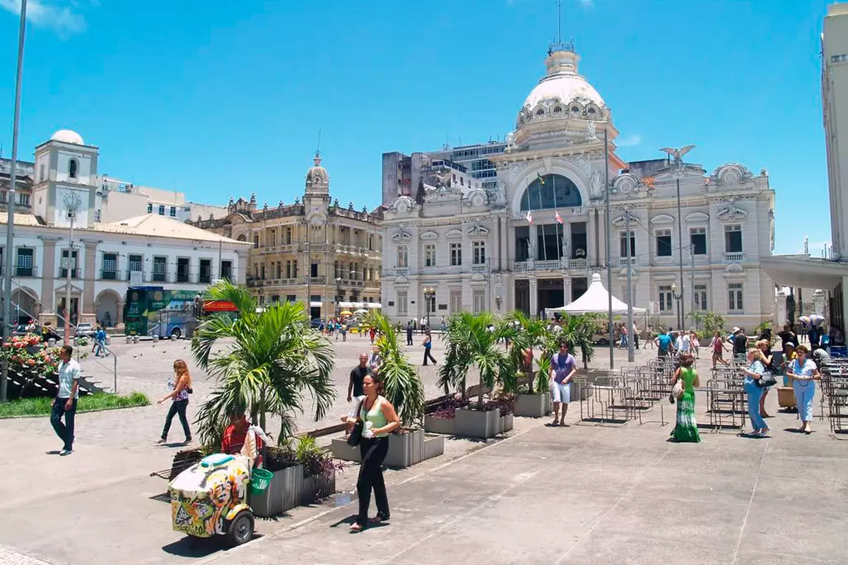 A Praça Tomé de Sousa e seus palácios históricos