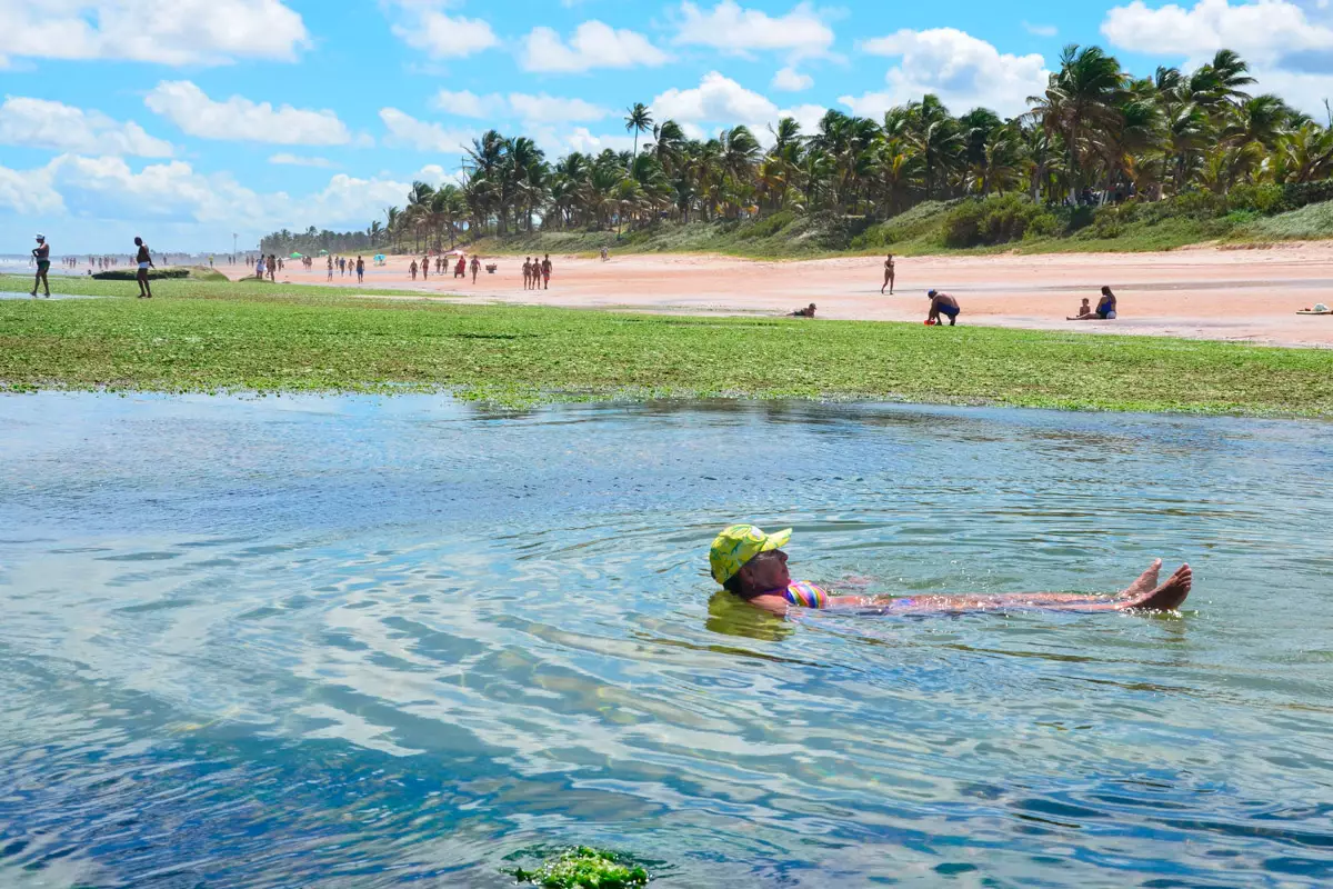 `Piscinas naturais na Praia do Flamengo