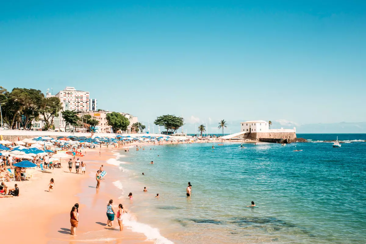 Águas tranquilas e mornas da Praia do Porto da Barra