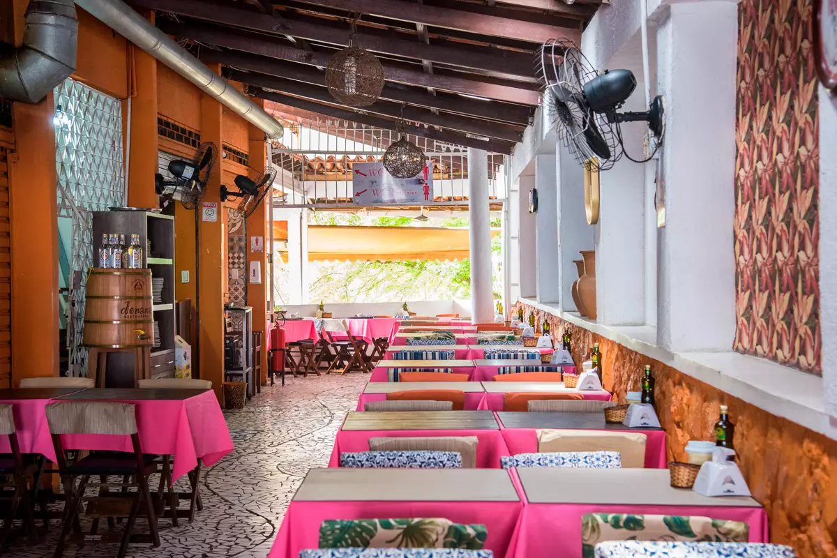 Mesas do restaurante Donana, no bairro de Brotas em Salvador