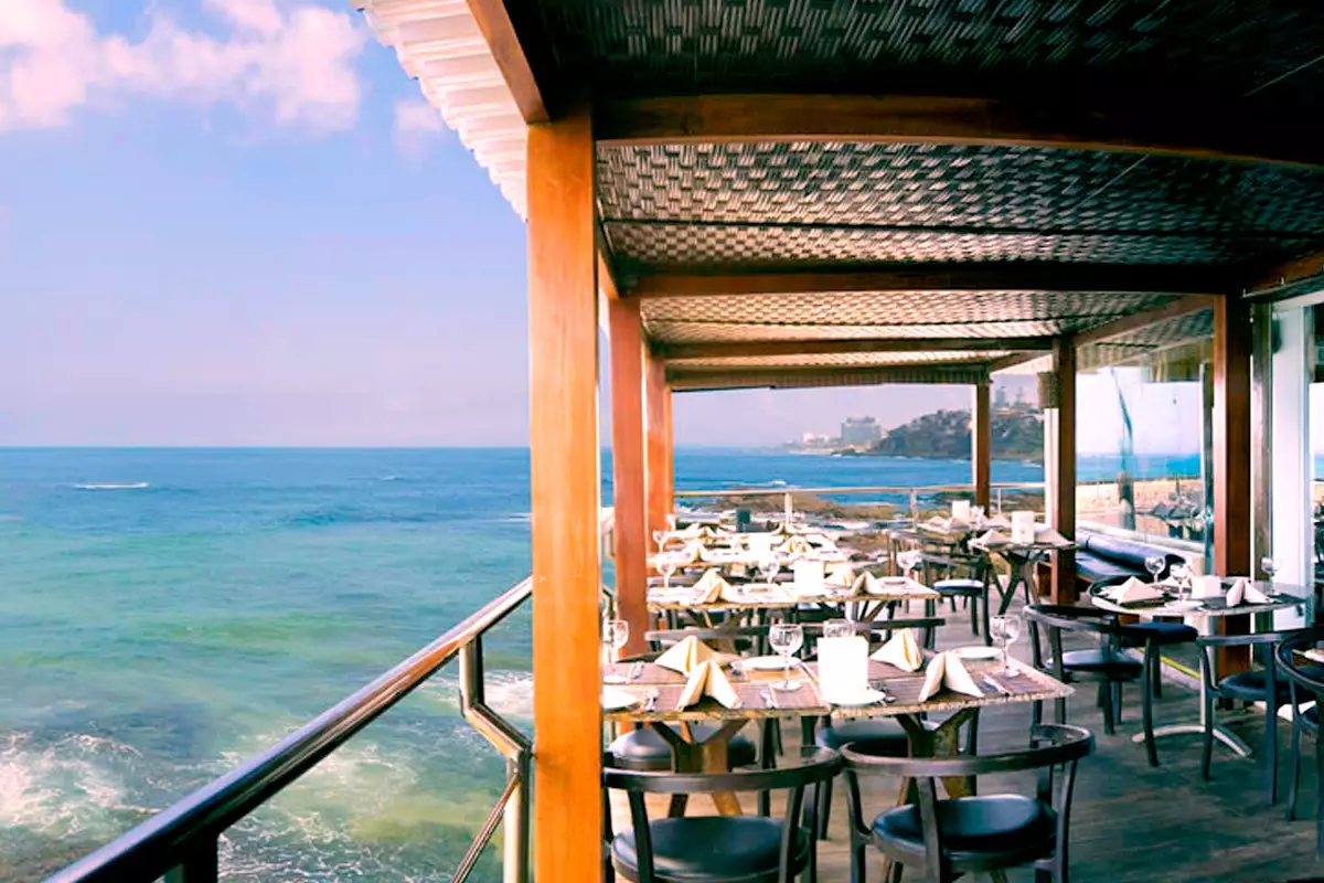 Mesas sobre o mar no restaurante Salvador Dali