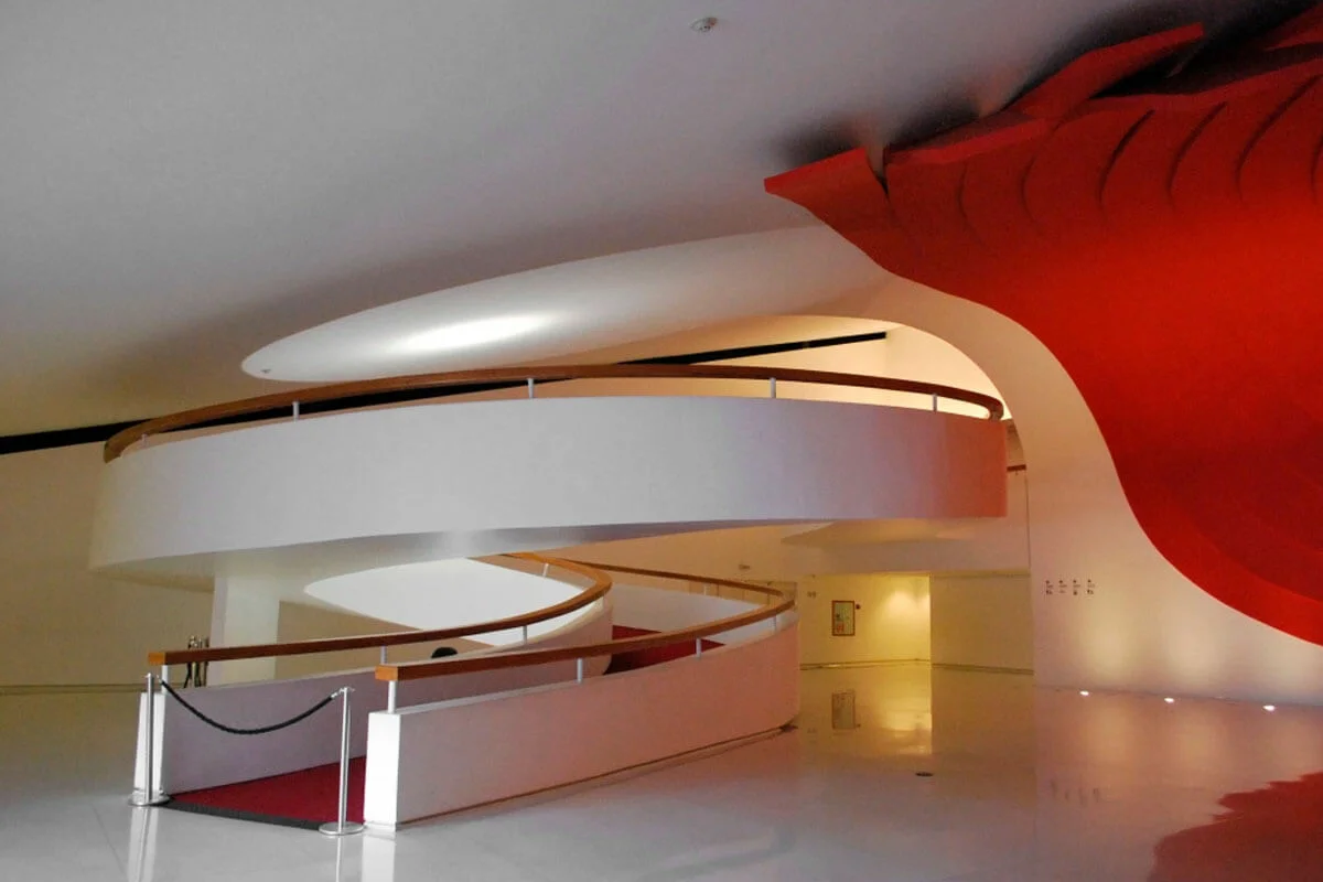 Interior do Auditório Oscar Niemeyer, com obra da artista Tomie Ohtake