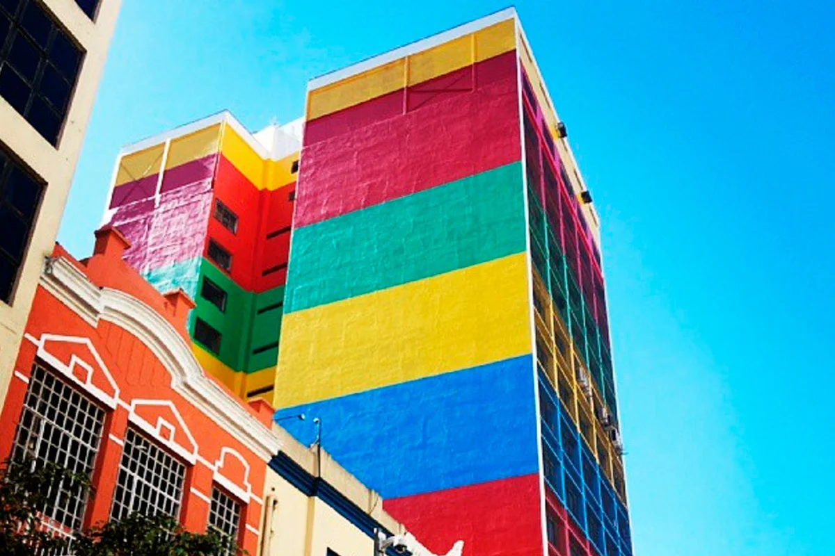 O Colorido vibrante do edifício da Galeria Pagé