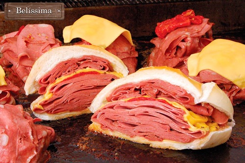 O famoso sanduíche de mortadela 'Belíssima' do Hocca Bar