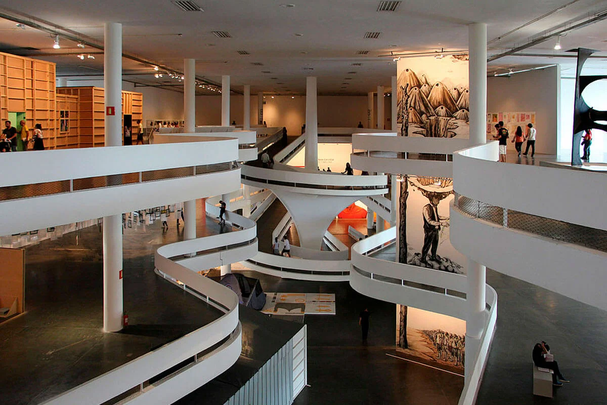 Interior do Pavilhão da Bienal, projetado por Oscar Niemeyer